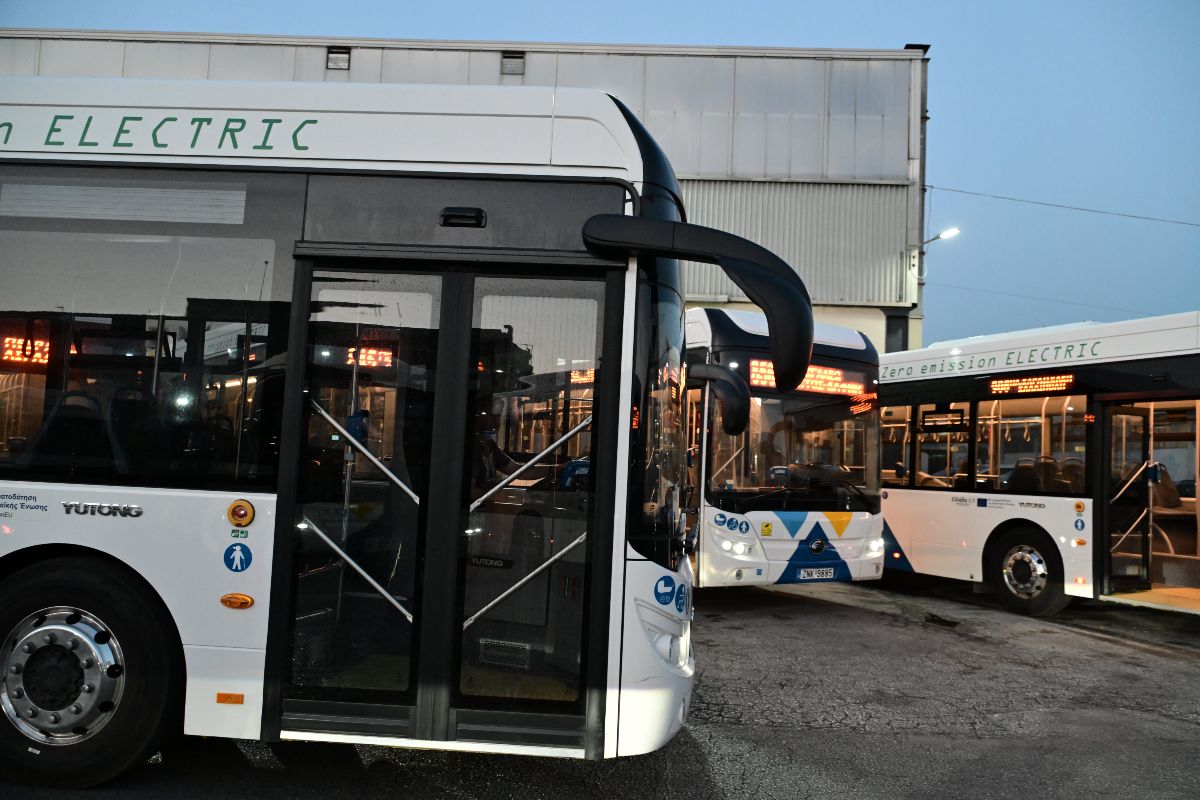 Αναστάτωση στον Πειραιά: Νεαροί πέταξαν κροτίδα και τράπηκαν σε φυγή