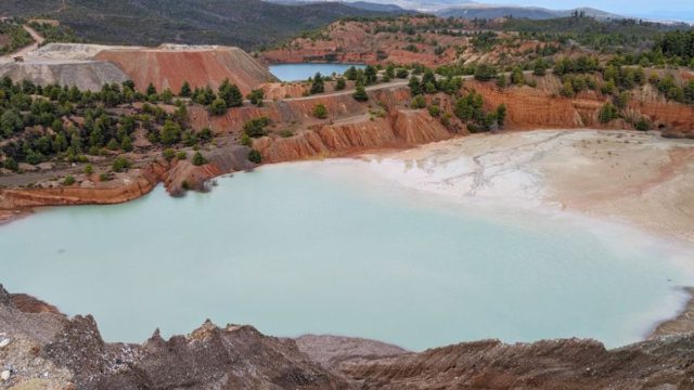 Λίμνη Κόλα: Ένα «διαστημικό» μέρος στην Εύβοια που απαγορεύεται να πατήσει άνθρωπος