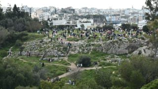 Αναστάτωση στον Λόφο Φιλοπάππου: Βίαιη συμπλοκή μέρα μεσημέρι με δύο τραυματίες