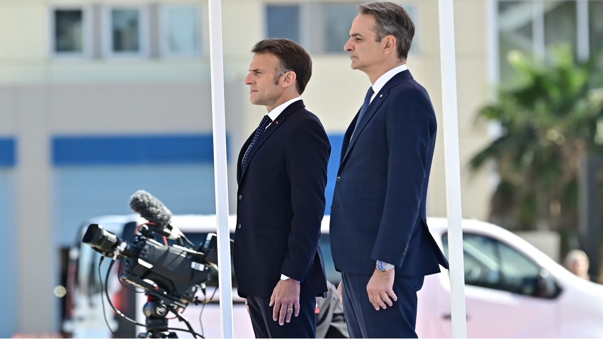 Μακρόν – Μητσοτάκης: Συμμαχία με «βάθος» και ξεκάθαρο μήνυμα αποτροπής – Η επίσκεψη στην φρεγάτα «Κίμων» και η συμφωνία