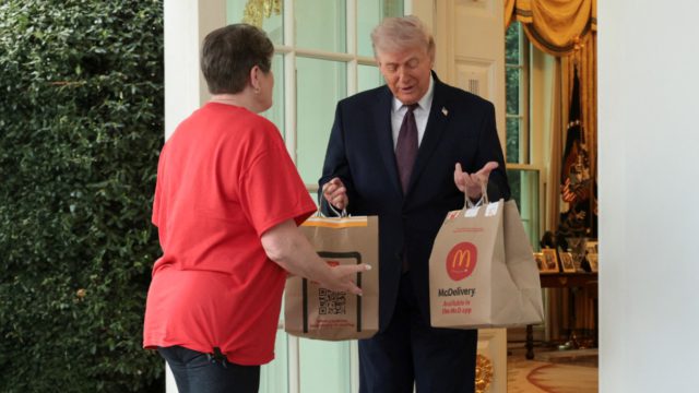 Ο Τραμπ το τερμάτισε: Έφερε το delivery στο Οβάλ Γραφείο για να δείξει πώς καταργεί τους φόρους! Το φιλοδώρημα των 100 δολαρίων