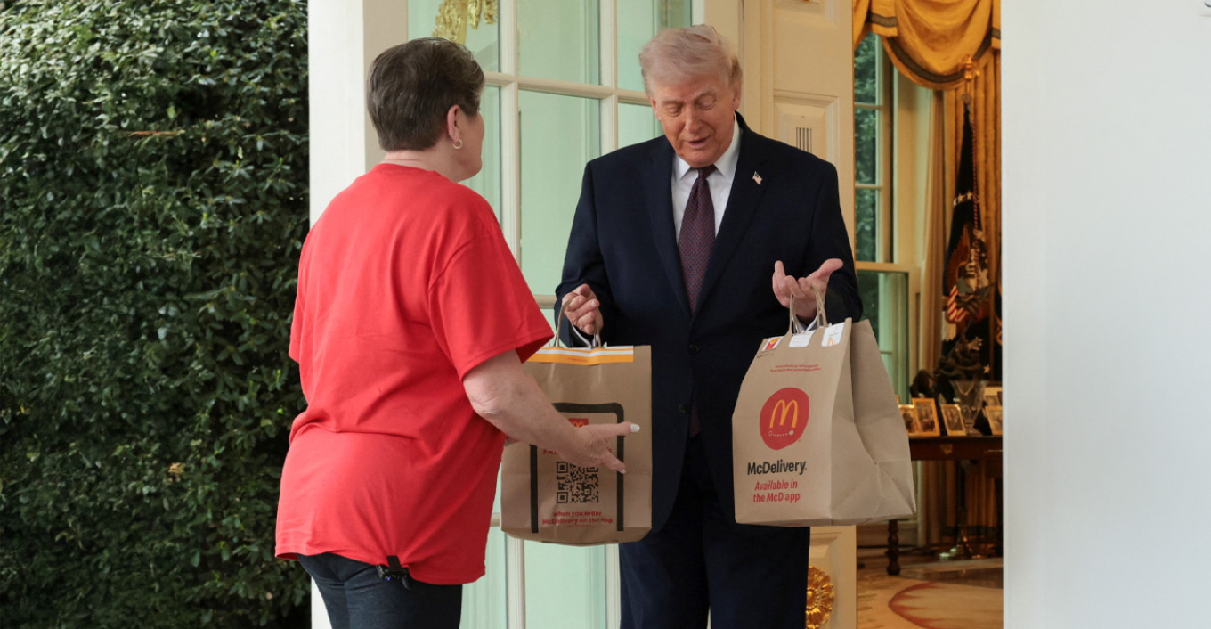 Ο Τραμπ το τερμάτισε: Έφερε το delivery στο Οβάλ Γραφείο για να δείξει πώς καταργεί τους φόρους! Το φιλοδώρημα των 100 δολαρίων