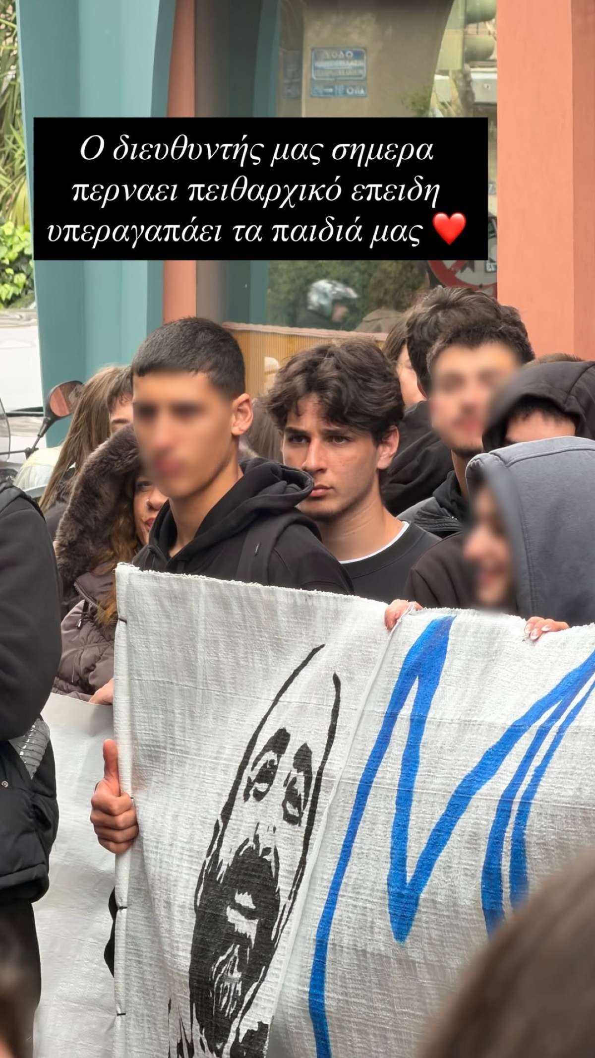 «Υπεραγαπάει τα παιδιά μας»: Με αυτή τη φράση η Μαρίνα Καλογήρου στηρίζει δημόσια τον διευθυντή του σχολείου του γιου της.