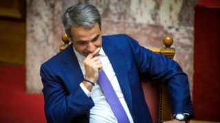 Νέα Δημοκρατία: «Βράζουν» οι βουλευτές πριν τη συνεδρίαση – Το σχέδιο του Μητσοτάκη για να «ρίξει» τους τόνους