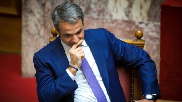 Νέα Δημοκρατία: «Βράζουν» οι βουλευτές πριν τη συνεδρίαση – Το σχέδιο του Μητσοτάκη για να «ρίξει» τους τόνους