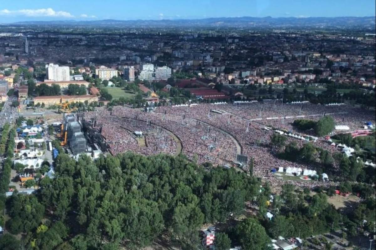 Το στάδιο μεταμορφώθηκε σε μια τεράστια μουσική σκηνή