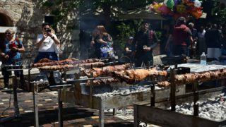«Βούλιαξε» το Μοναστηράκι: Τουρίστες και Αθηναίοι για αρνί και κοκορέτσι, δείτε βίντεο