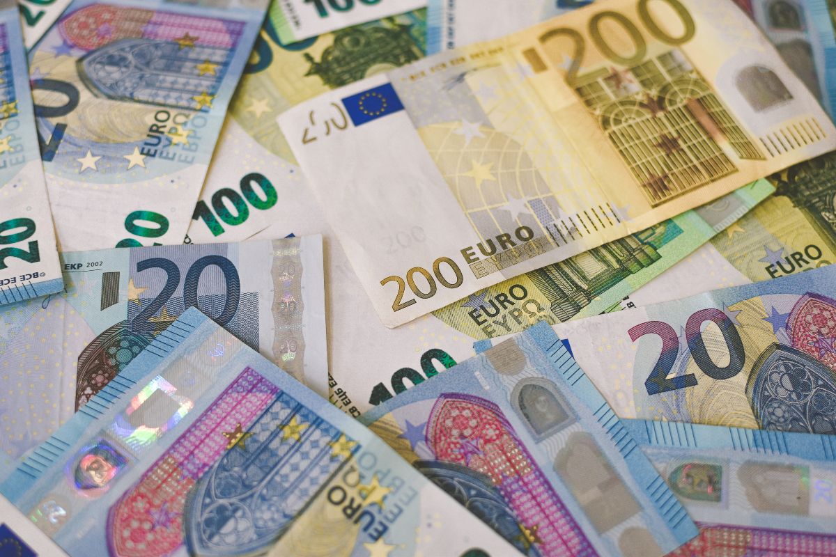 Εξετάζεται εφάπαξ βοήθημα 300 ευρώ τον Νοέμβριο
