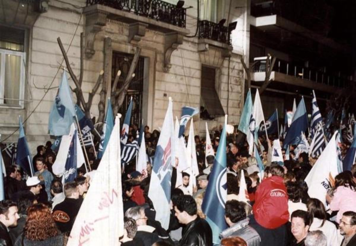 Τα πρώτα αποτελέσματα (Exit Polls) της 9ης Απριλίου 2000 έδειχναν καθαρό προβάδισμα της Νέας Δημοκρατία