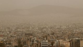 Σαν σήμερα, 9 Απριλίου 1981: Η ημέρα που η Αθήνα «πνίγηκε» – Το φονικό νέφος των 80 μέτρων και οι εκατοντάδες λιποθυμίες