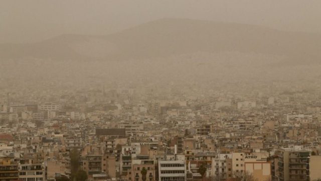 Σαν σήμερα, 9 Απριλίου 1981: Η ημέρα που η Αθήνα «πνίγηκε» – Το φονικό νέφος των 80 μέτρων και οι εκατοντάδες λιποθυμίες