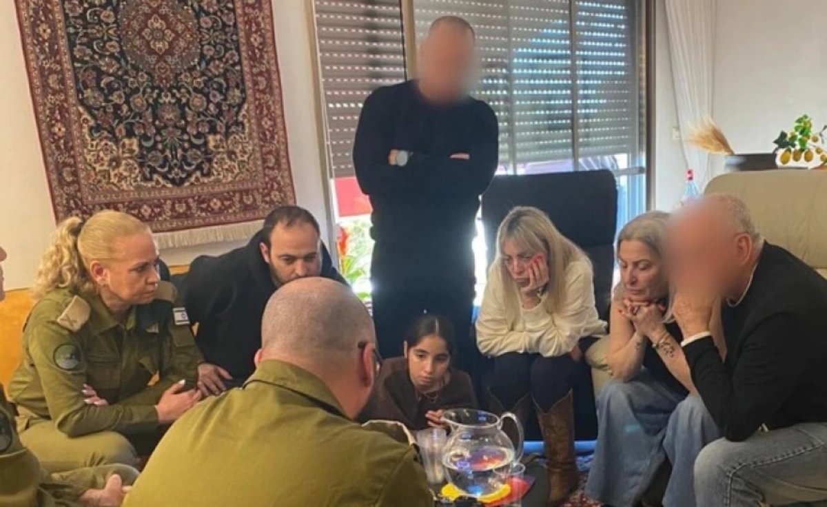 Αξιωματικοί των IDF ενημερώνουν μέλη της οικογένειας του Πρέμετ για τα ευρήματά τους