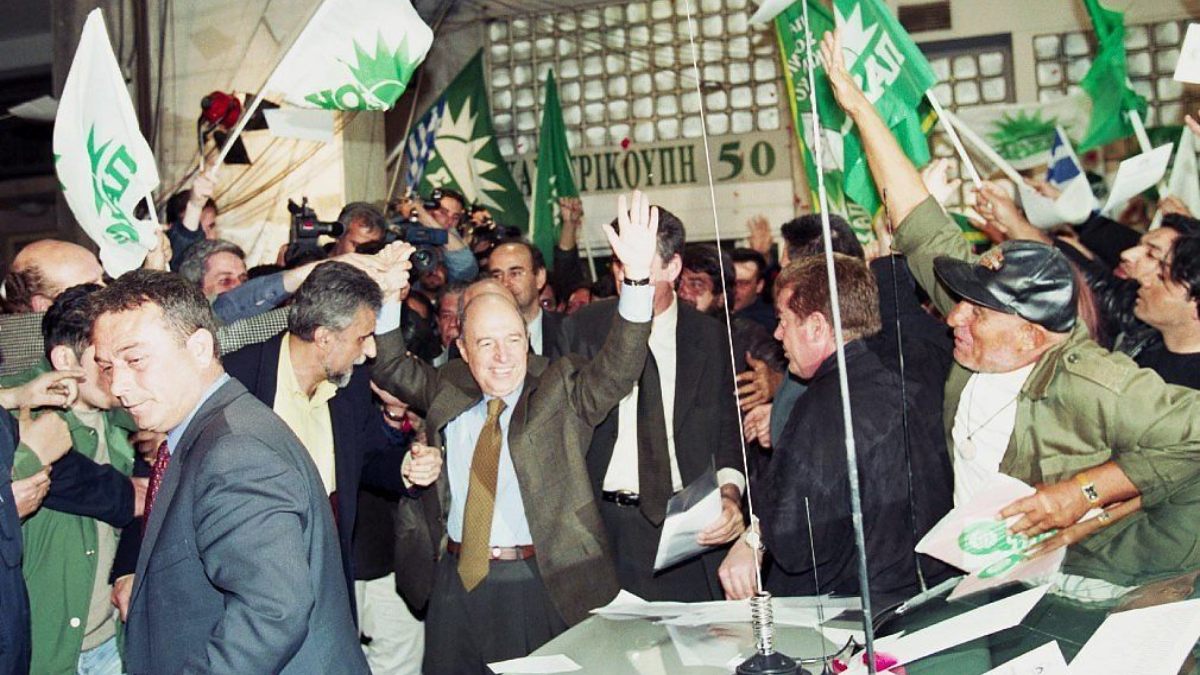 Σαν σήμερα, 9 Απριλίου 2000: Η νύχτα που η Ελλάδα «κοιμήθηκε» με Καραμανλή και «ξύπνησε» με Σημίτη
