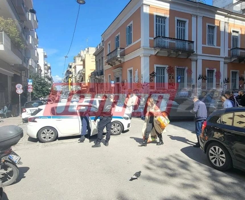 Άμεση επέμβαση της αστυνομίας στο κέντρο της Πάτρας για την ακινητοποίηση άνδρα που επιτέθηκε φραστικά σε περαστικούς.
