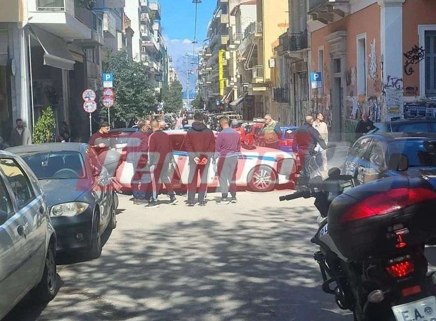 Άμεση επέμβαση της αστυνομίας στο κέντρο της Πάτρας για την ακινητοποίηση άνδρα που επιτέθηκε φραστικά σε περαστικούς.