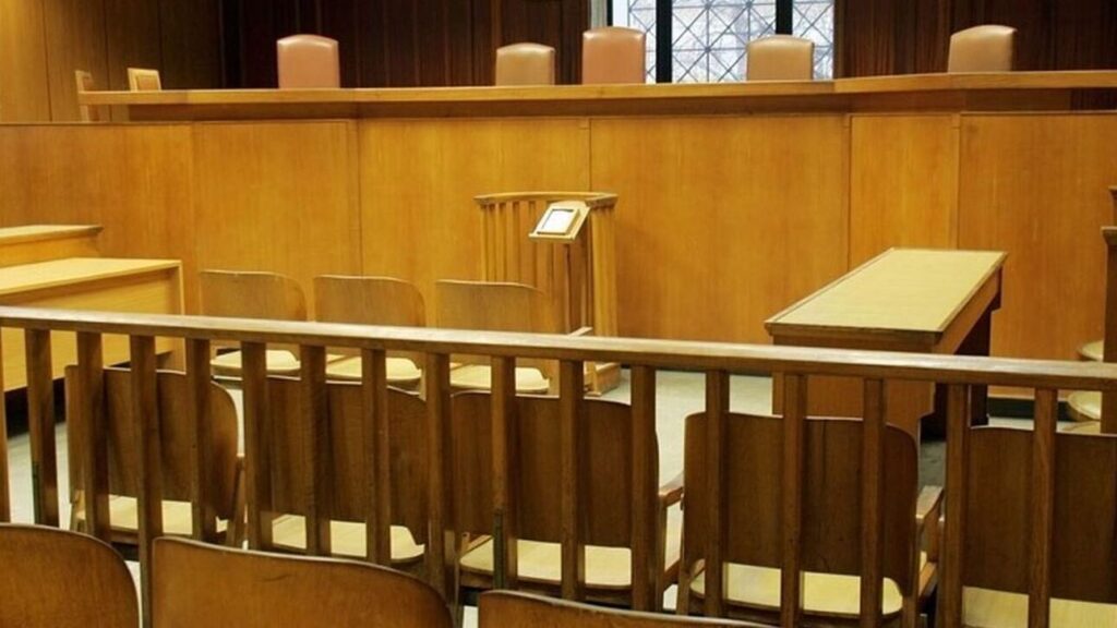 Η κατηγορούμενη από την Πάτρα οδηγήθηκε στη δικαιοσύνη για την «κόλαση» που δημιούργησε στο διαδίκτυο εις βάρος του πρώην συντρόφου της.