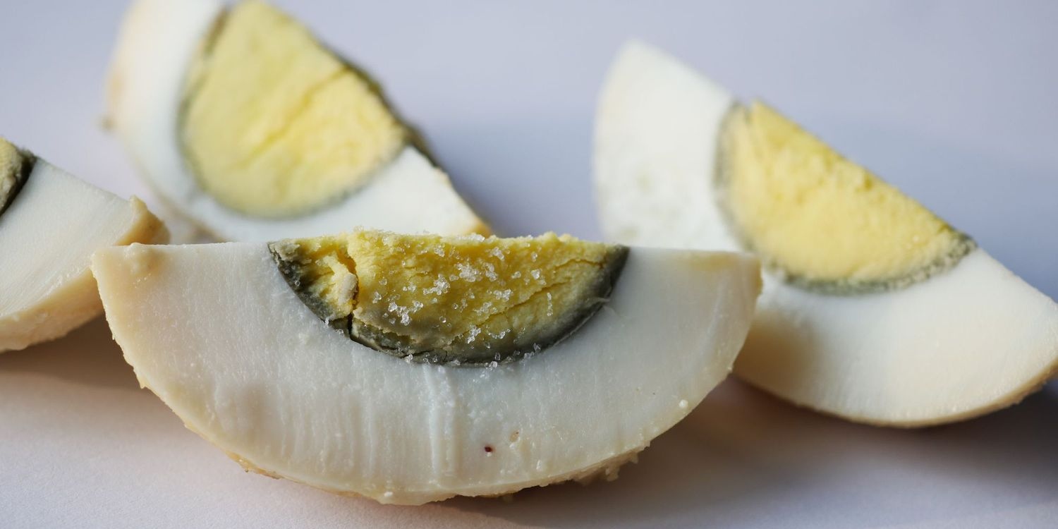 Ο πράσινος κρόκος αυγού είναι το αποτέλεσμα της υπερβολικής θερμότητας. Για να διατηρήσετε το κίτρινο χρώμα ζωντανό, μην βράζετε τα αυγά για πάνω από 10-12 λεπτά