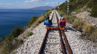 Railbiking στα Μέγαρα: Η νέα εμπειρία που φέρνει τη φύση στις ράγες
