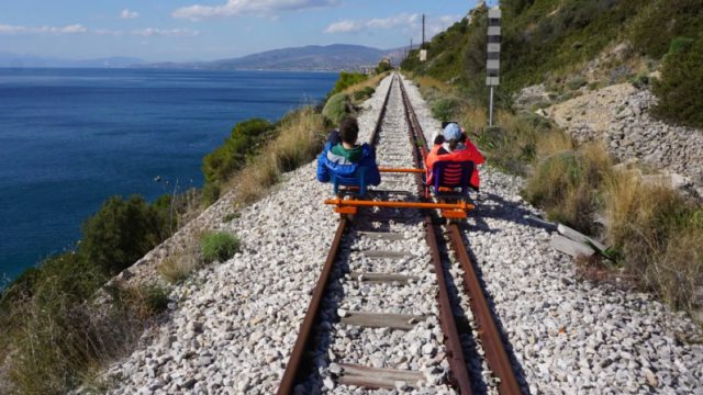 Railbiking στα Μέγαρα: Η νέα εμπειρία που φέρνει τη φύση στις ράγες