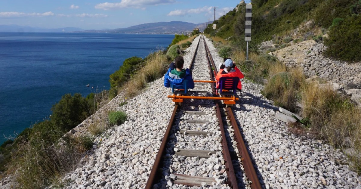 Railbiking στα Μέγαρα: Η νέα εμπειρία που φέρνει τη φύση στις ράγες