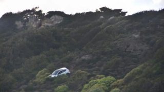 Φρίκη στη Ρόδο: Άνδρας προσπάθησε να ρίξει το αυτοκίνητο σε γκρεμό έχοντας μέσα την σύζυγο και το παιδί τους