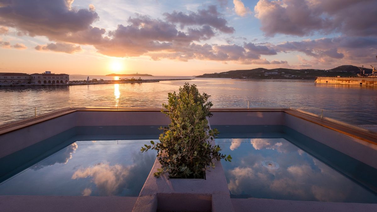 Shapes Luxury Suites: Μια σύγχρονη εμπειρία φιλοξενίας στη Σύρο