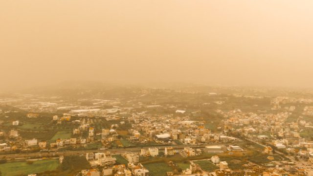Καιρός: Γιατί βλέπουμε αφρικανική σκόνη αλλά δεν μας επηρεάζει – Τι εξηγεί ο Θοδωρής Κολυδάς