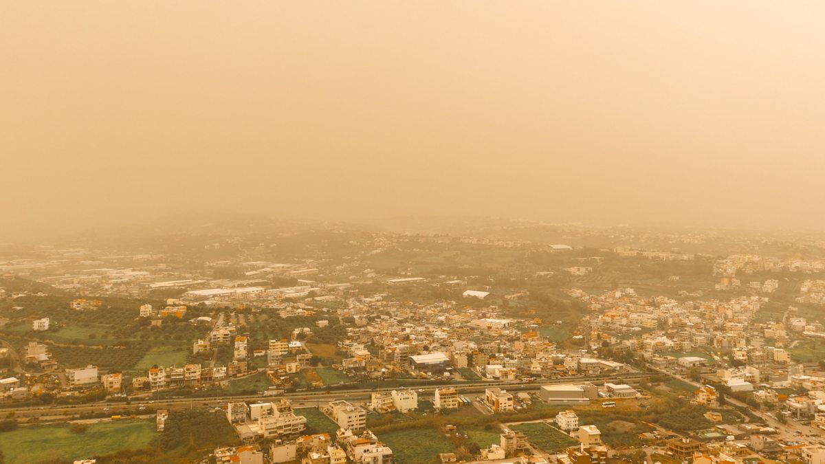 Καιρός: Γιατί βλέπουμε αφρικανική σκόνη αλλά δεν μας επηρεάζει – Τι εξηγεί ο Θοδωρής Κολυδάς