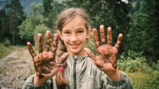 Όταν η… βρωμιά κάνει καλό: Νέα έρευνα αποδεικνύει πώς το δασικό χώμα μπορεί να μειώσει το άσθμα στα παιδιά