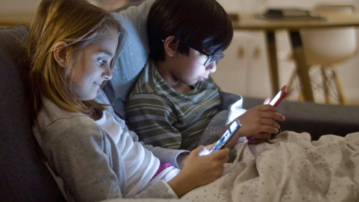 Social media μόνο για… άνω των 15 – Τι αλλάζει για τα ελληνόπουλα από το 2027