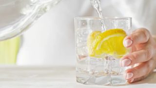 Λεμονόνερο με άδειο στομάχι: Ο λόγος που μπορεί να σου κάνει περισσότερο κακό παρά καλό