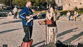 «Καμπάνα» 300€ σε μουσικούς του δρόμου στη Θεσσαλονίκη που τραγουδούσαν στον Λευκό Πύργο