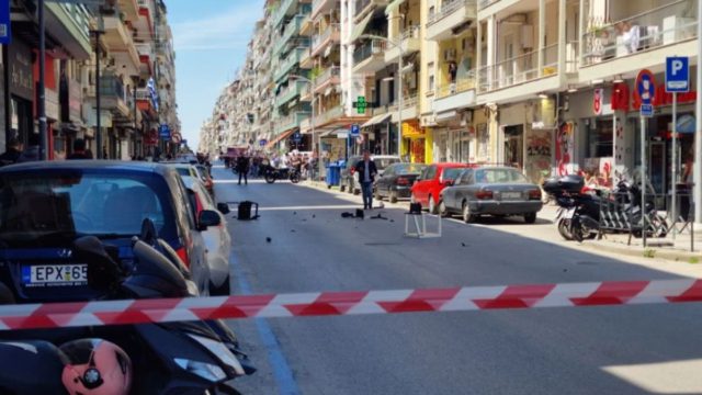 Συναγερμός στη Θεσσαλονίκη: Φοιτητής απειλεί να πέσει από μπαλκόνι – Πετά καρέκλες, ζήτησε να πουν το «Πάτερ Ημών»