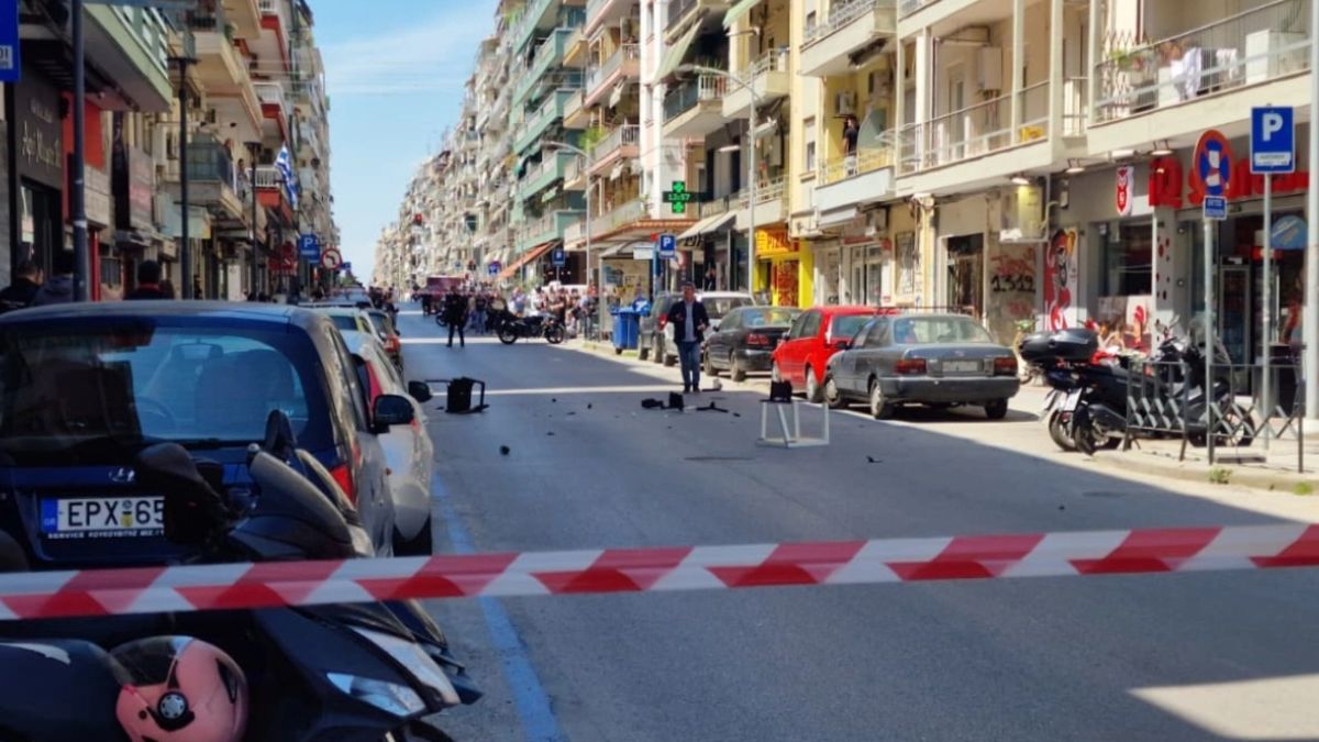Συναγερμός στη Θεσσαλονίκη: Φοιτητής απειλεί να πέσει από μπαλκόνι – Πετά καρέκλες, ζήτησε να πουν το «Πάτερ Ημών»
