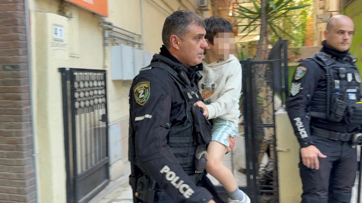 Κινητοποίηση της ΕΛ.ΑΣ.: 5χρονο εντοπίστηκε μόνο σε μπαλκόνι – Επικίνδυνο περιστατικό στο κέντρο