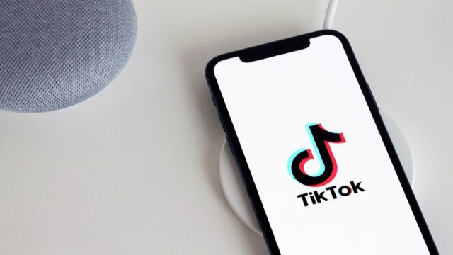 Σας μαθαίνουμε πασχαλιάτικα πώς θα φτιάξετε το νέο τρεντ στο TikTok βήμα βήμα