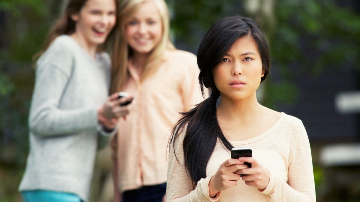 «Τρέξτε μακριά»: Τα 4 σημάδια που αποκαλύπτουν ότι ένας φίλος στην πραγματικότητα σε μισεί