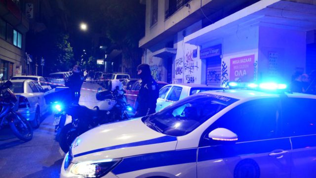 Λαμία: «Πάγωσαν» με την ταυτότητα της μητέρας που κρατούσε στην αγκαλιά τον νεκρό γιο της – Το ανατριχιαστικό τηλεφώνημα