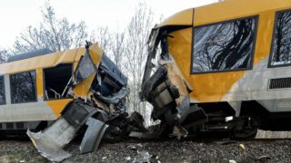 Σοκ στη Δανία: Μετωπική σύγκρουση τρένων με πολλούς τραυματίες