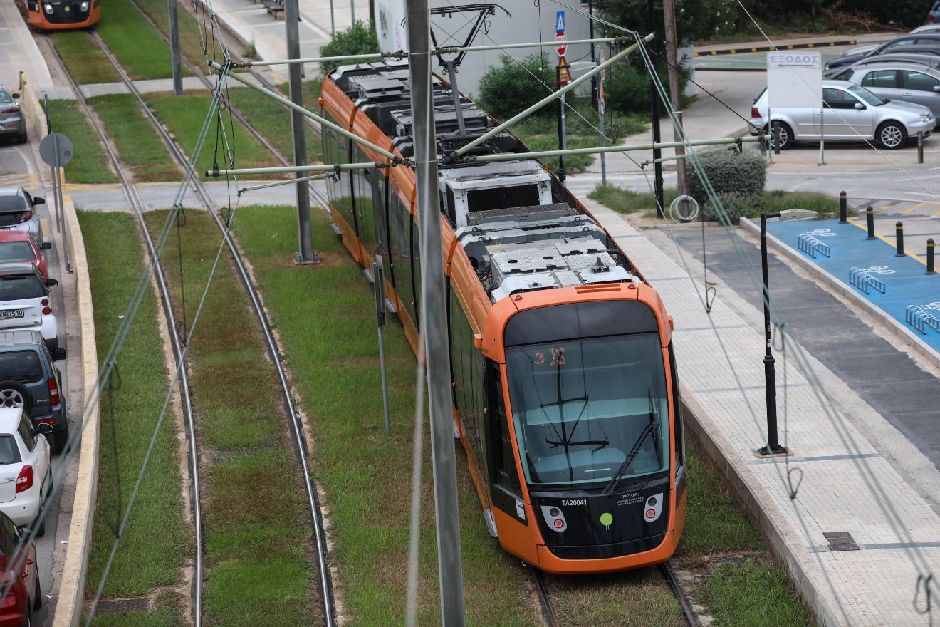 Βίντεο ντοκουμέντο από Καλαμάκι: Η στιγμή που τραμ συγκρούεται με φορτηγό