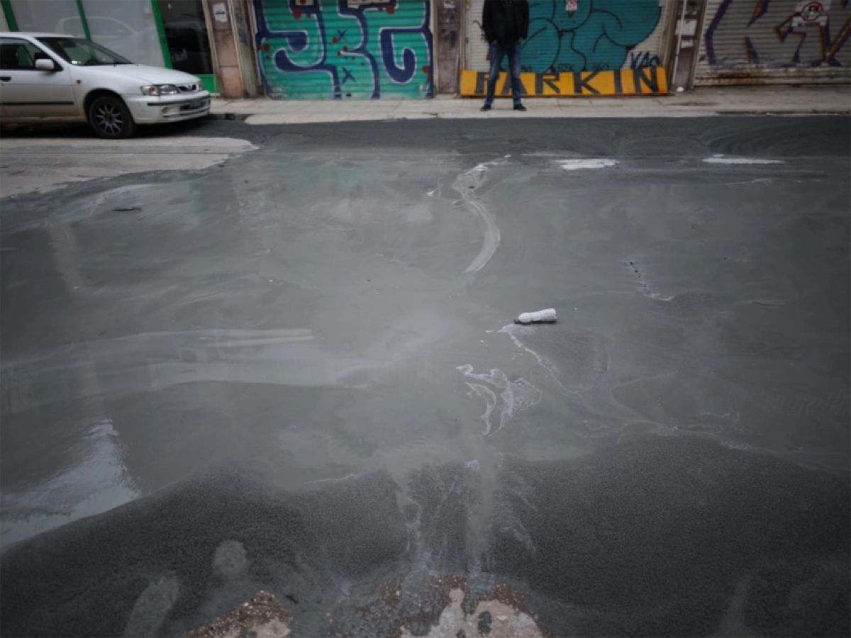 Συναγερμός στην Κυψέλη για άγνωστο παχύρρευστο υλικό