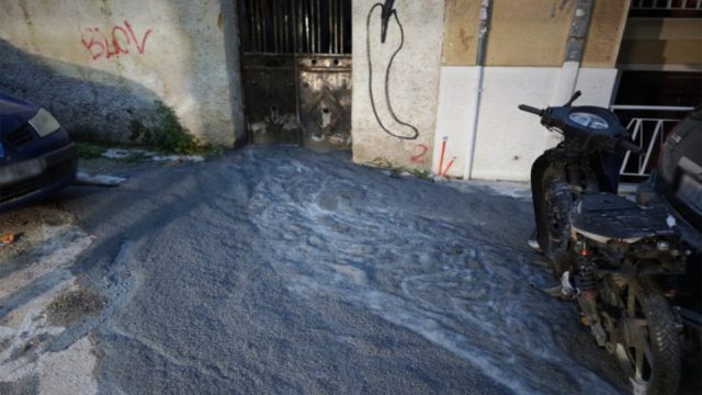 Κυψέλη: Μυστήριο με γκρι υγρό που θυμίζει τσιμέντο και αναβλύζει από εγκαταλελειμμένο οικόπεδο – Έκλεισε ο δρόμος