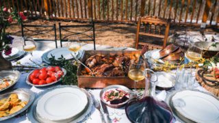 Πασχαλινός τζίρος 1,5 δισ. ευρώ: Ακριβότερο τραπέζι, λιγότερα προϊόντα και πίεση στην κατανάλωση