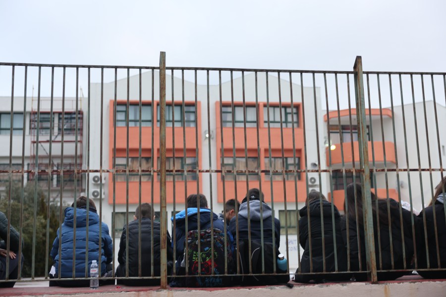 Στο εδώλιο οι γονείς που στιγμάτισαν την παιδική ηλικία των παιδιών τους στον Βόλο: Όλες οι λεπτομέρειες της δίκης.
