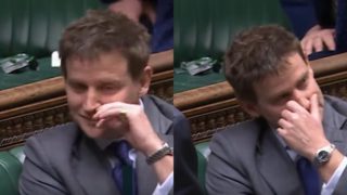 Βουλευτής πιάστηκε να σκαλίζει την μύτη του με τρόπο άκρως αηδιαστικό 