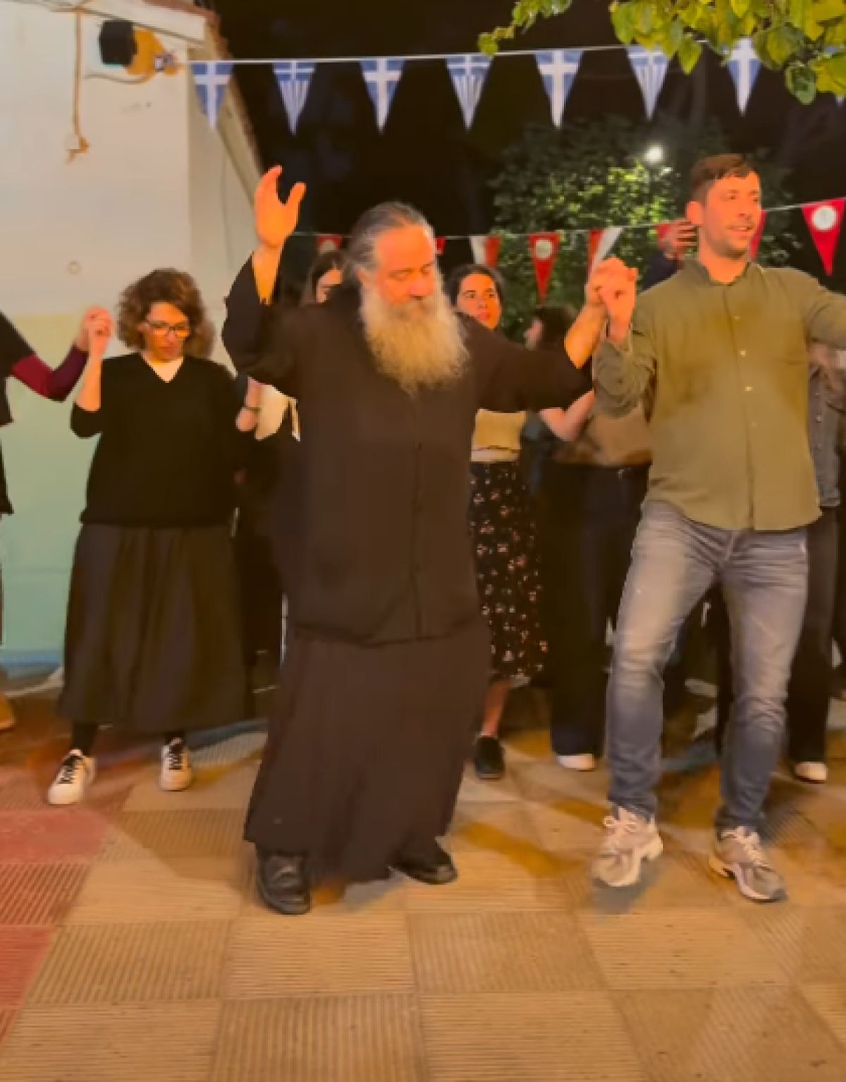 Ο ιερέας που μπήκε στον κύκλο και ξεσήκωσε τη γειτονιά