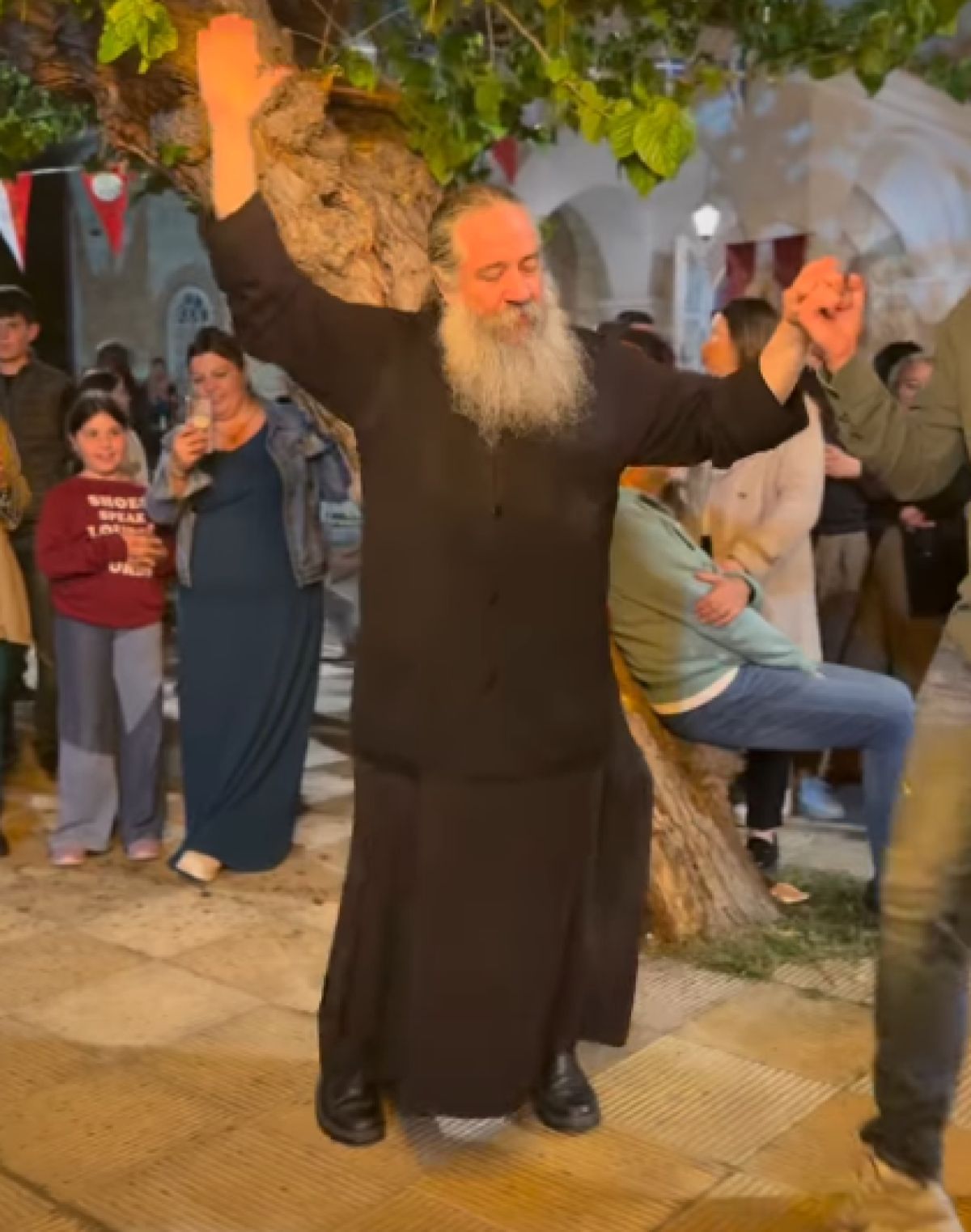 «Έσπασε» το διαδίκτυο: Ο αυθόρμητος χορός ιερέα σε γιορτή του Αγίου Γεωργίου