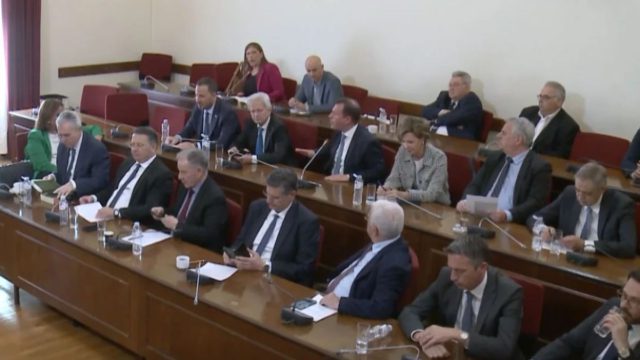 Χαμός με Δουδωνή και Κωνσταντοπούλου: «Δεν δέχομαι μομφή» – «Μη μου χτυπάτε τα χέρια σας» φώναζε η Ζωή