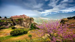 Από τα Μετέωρα ως τις Κιτριές: 5 ανοιξιάτικες αποδράσεις στην Ελλάδα που μοιάζουν με όνειρο