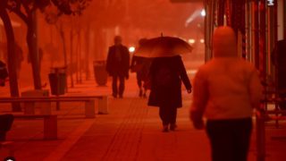 Η Ελλάδα σε “πορτοκαλί” ομηρία: Η πιο δύσκολη ημέρα της αφρικανικής σκόνης στην χώρα